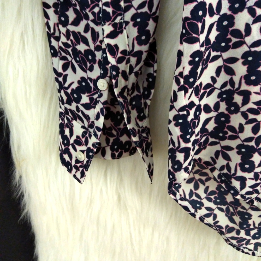 Banana Republic Boyfriend Fit V Neck Floral Top Size XS - Picture 5 of 9